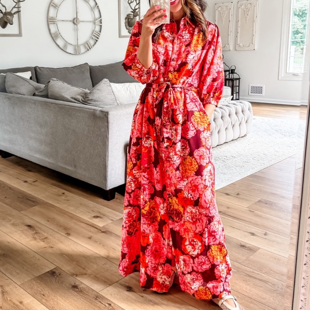 Beautiful vibrant floral maxi dress. 3/4 sleeves, button down with tie belt⭐️